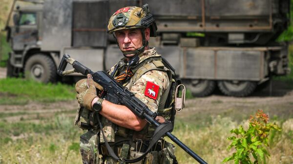Военнослужащий ВС РФ у системы дистанционного минирования Земледелие в зоне СВО - Sputnik Латвия