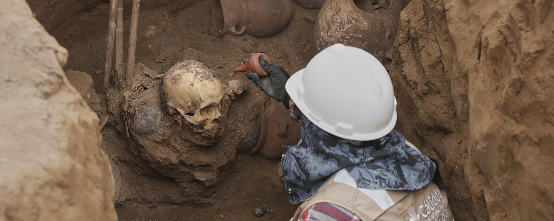 Археолог работает на месте, где городские рабочие обнаружили древние останки, Перу - Sputnik Латвия, 1920, 02.08.2025
