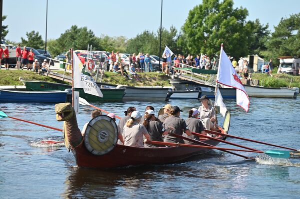 На фото: соревнование команд на исторических лодках на Празднике рыбака и моря.  - Sputnik Латвия