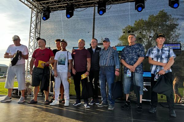 Организаторы призывали всех гостей и участников одеться в &quot;рыбацкой&quot; тематике.  - Sputnik Латвия