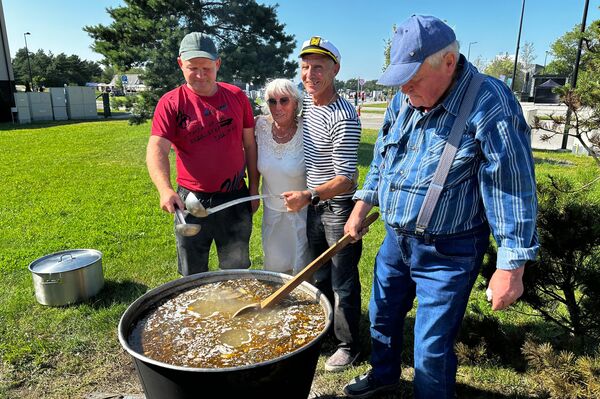Рыбаки приготовили уху по местным рецептам для всех желающих. - Sputnik Латвия