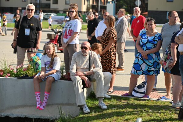 Под открытым небом для зрителей устроили показ документального фильма &quot;Маяки свободы&quot;.  - Sputnik Латвия