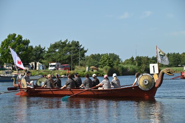 В рамках фестиваля проходят и соревнования кораблей викингов. - Sputnik Латвия