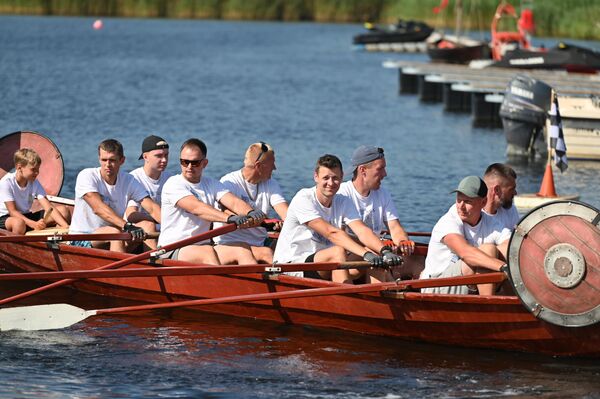Участники сперва знакомятся с особенностями гребли, а потом соревнуются командами. - Sputnik Латвия