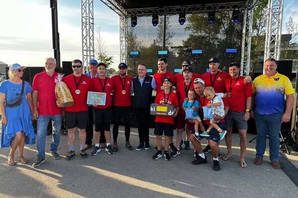 На фото: команда &quot;Драконы&quot;, победители заездов на исторических лодках. - Sputnik Латвия