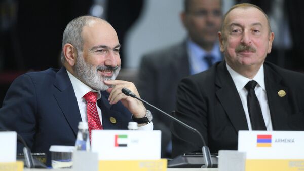 Премьер-министр Армении Никол Пашинян (слева) и президент Азербайджана Ильхам Алиев - Sputnik Латвия