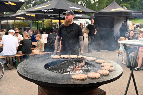 В мероприятии приняли участие более 20 гурманов-энтузиастов, которые готовили бургеры.  - Sputnik Латвия