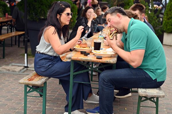 Фестиваль Burger Fest прошел в Вильнюсе уже в 11-й раз и привлек большое количество гостей. - Sputnik Латвия