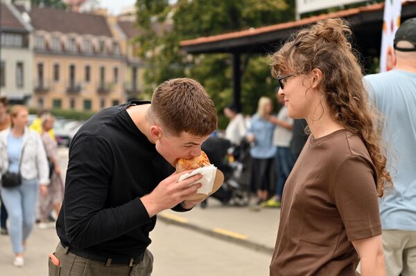 В этом году пространство фестиваля расширилось от рынка Тимо до близлежащего парка Кудру. - Sputnik Латвия