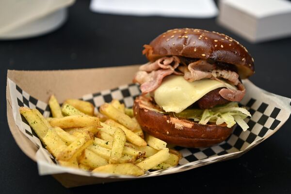 Манящие ароматы распространялись по старому городу, привлекая любителей вкусной еды.  - Sputnik Латвия