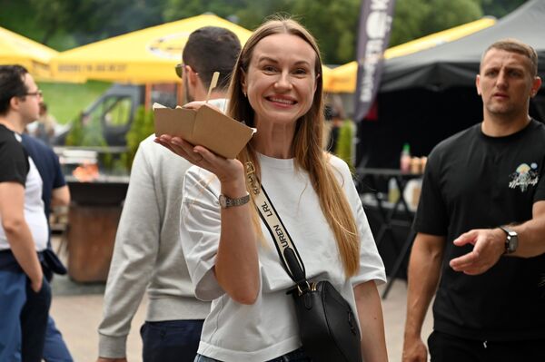 На фото: гости фестиваля Burger Fest. - Sputnik Латвия