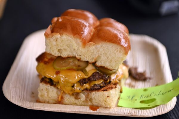 На фестивале провели и аукцион бургеров. По правилам, три эксклюзивных бургера может купить тот, кто предлагает самую высокую цену.  - Sputnik Латвия