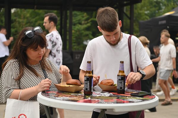 Организаторы призывают гостей попробовать разные бургеры и устроить пикник в парке Кудру. - Sputnik Латвия