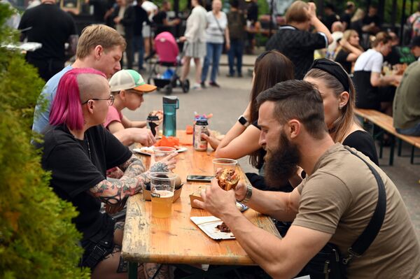 Каждый год фестиваль объединяет поваров, гурманов и любителей уличной еды. - Sputnik Латвия