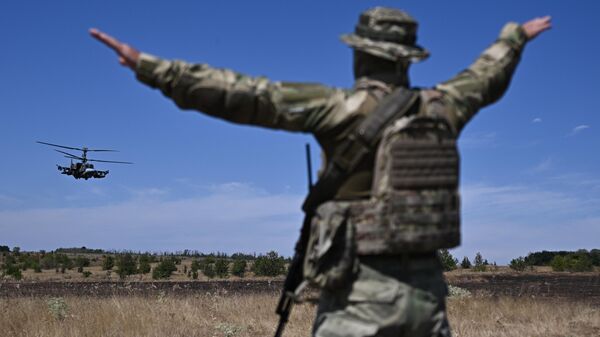 Военнослужащий ВС РФ в зоне спецоперации - Sputnik Латвия