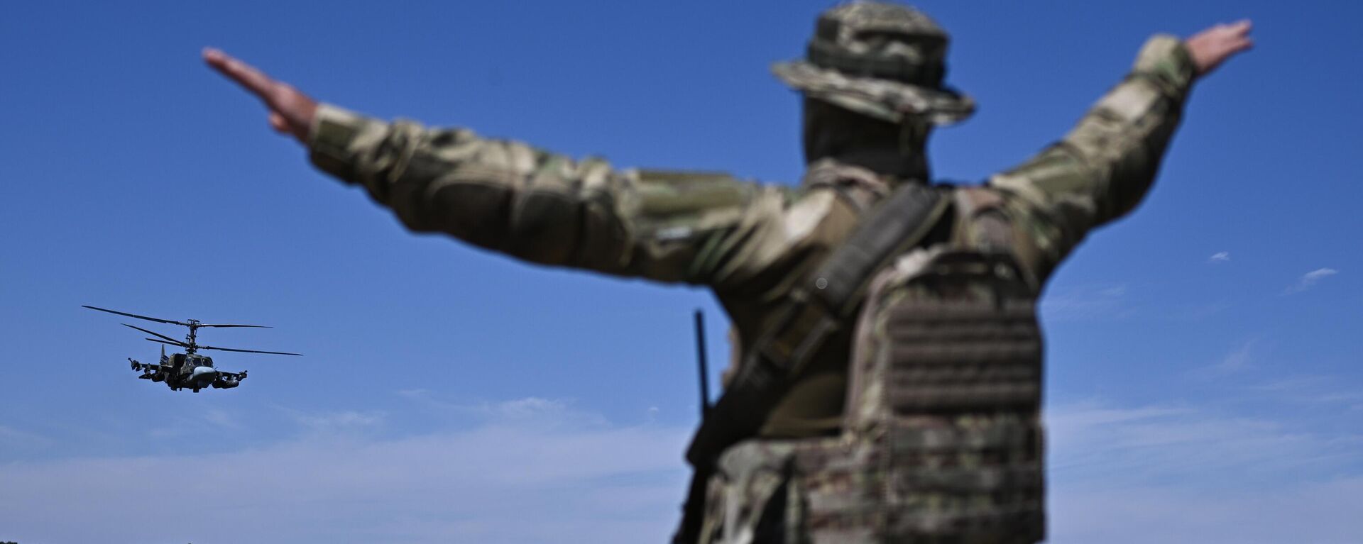 Военнослужащий ВС РФ в зоне спецоперации - Sputnik Латвия, 1920, 13.08.2025