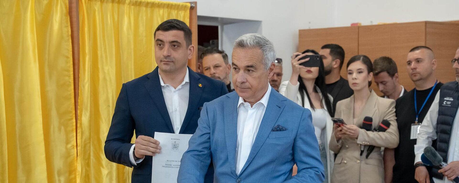 Кандидат в президенты Румынии Кэлин Джорджеску во время голосования - Sputnik Латвия, 1920, 27.02.2025