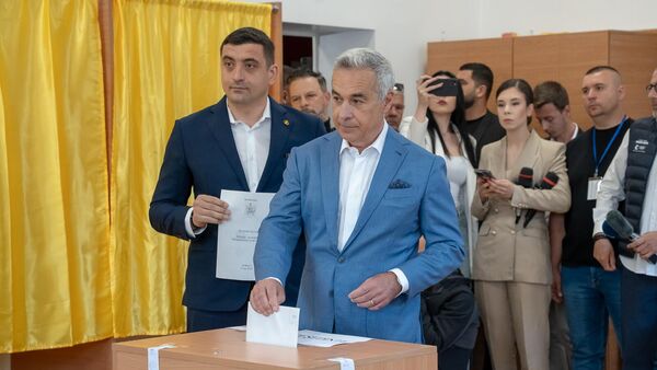 Кандидат в президенты Румынии Кэлин Джорджеску во время голосования - Sputnik Латвия