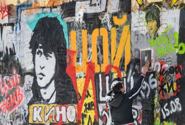 Поклонники исписали стену надписями &quot;Кино&quot;, &quot;Цой жив&quot;, цитатами из песен и признаниями в любви музыканту - Sputnik Латвия