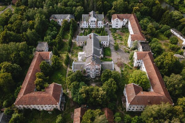 Снимок заброшенной психиатрической больницы Алленберг фотографа Андрея Белавина, представленный на фотовыставке С высоты птичьего полета - Sputnik Латвия