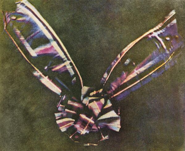 Первое цветное фото под названием &quot;Тартановая лента&quot; было сделано в 1861 году. Автор работы – Джеймс Клерк Максвелл - Sputnik Латвия