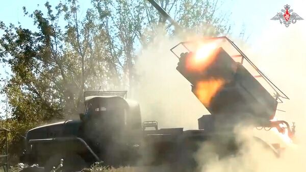 Артиллеристы продолжают наносить мощные удары по вражеским позициям - Sputnik Латвия