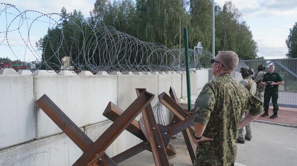 Президент Латвии Эдгарс Ринкевичс осматривает заграждения на российско-латвийской границе  - Sputnik Латвия