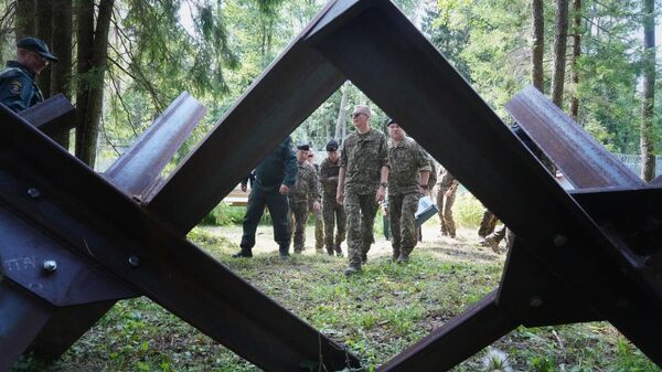 Президент Латвии Эдгарс Ринкевичс осматривает заграждения на российско-латвийской границе  - Sputnik Латвия