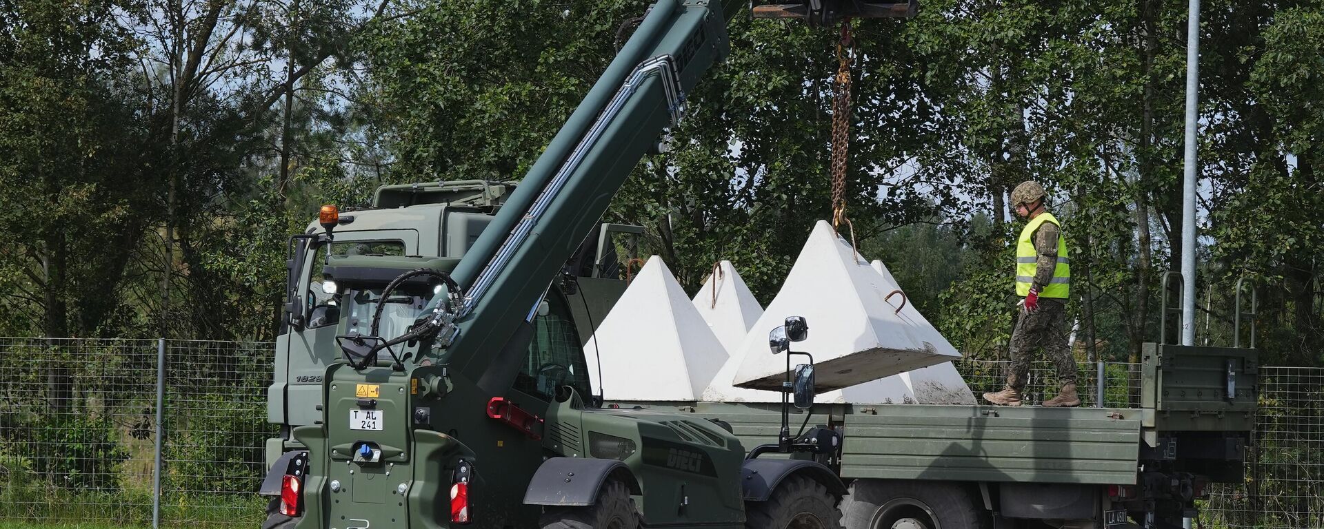 Разгрузка зубов дракона на российско-латвийской границе  - Sputnik Латвия, 1920, 08.01.2026