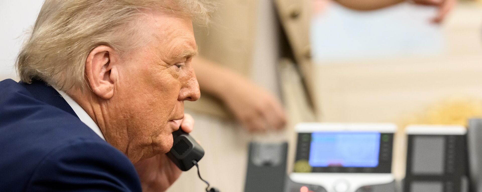 Президент США Дональд Трамп разговаривает по телефону - Sputnik Латвия, 1920, 19.09.2025