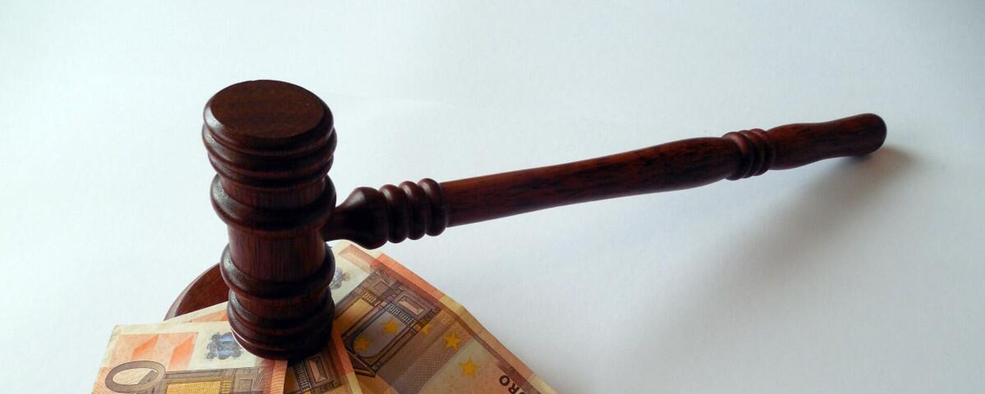 Судейский молоток и купюры евро  - Sputnik Латвия, 1920, 31.03.2026