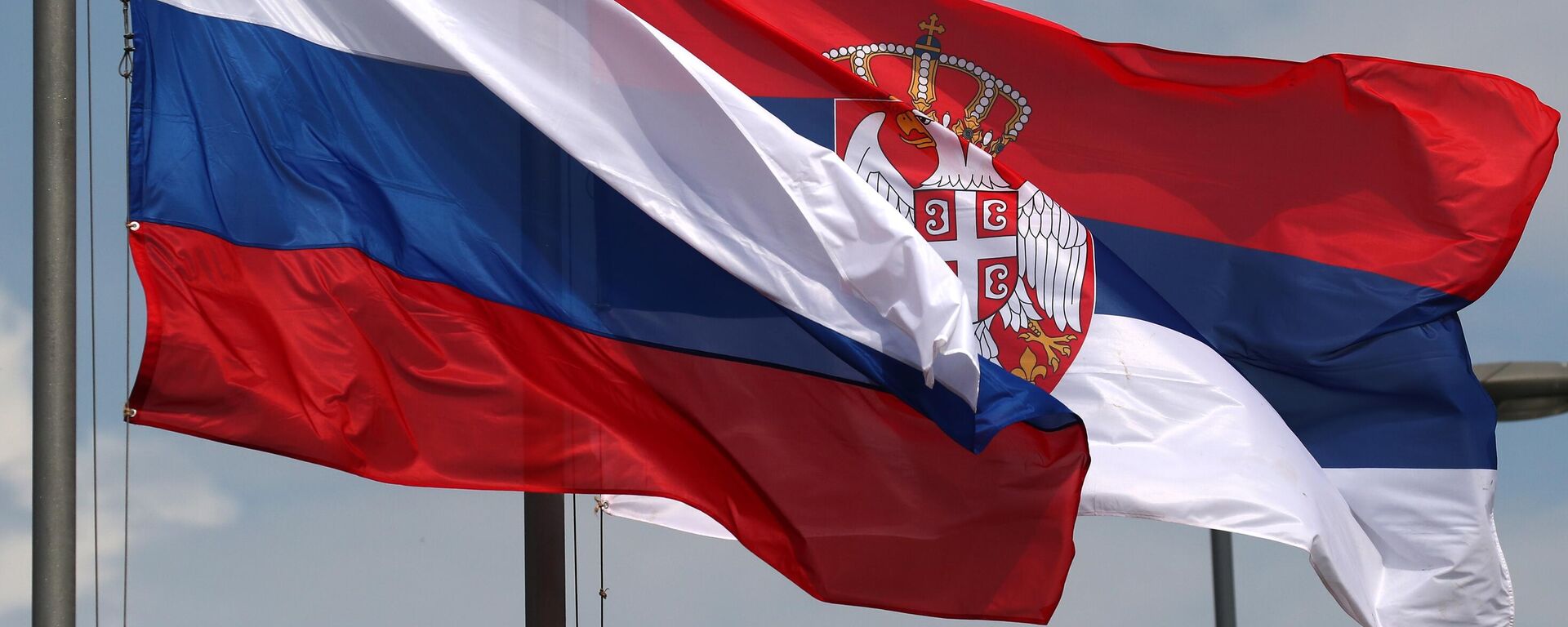 Государственные флаги РФ и Сербии в Белграде - Sputnik Латвия, 1920, 21.03.2023