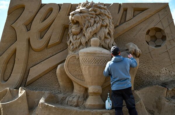 Скульптор во время работы - Sputnik Латвия