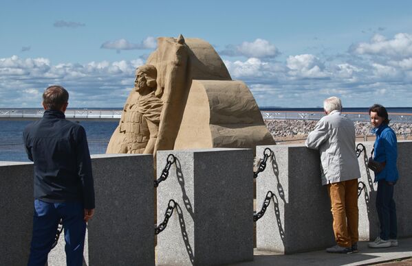 Горожане у песчаных скульптур - Sputnik Латвия