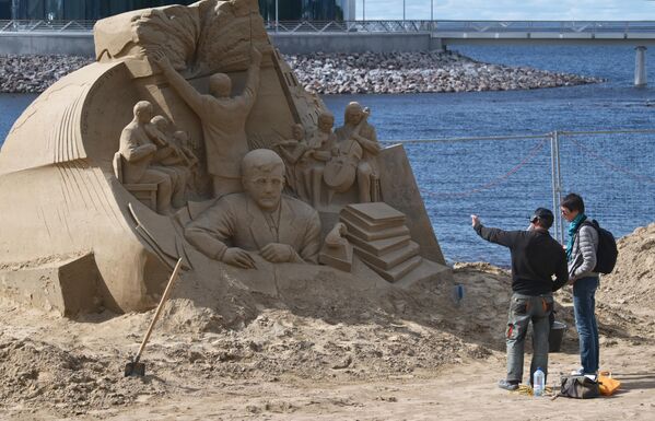 Скульптуры осматривают свою работу  - Sputnik Латвия