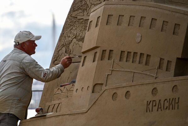 Скульптор во время работы  - Sputnik Латвия