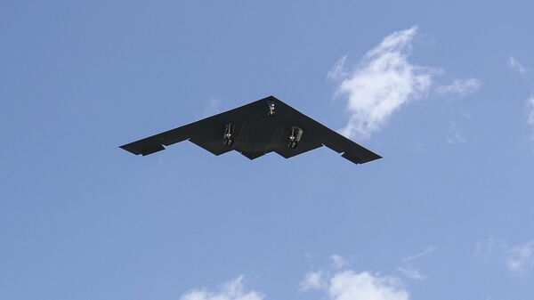 Бомбардировщик B-2 прибывает на авиабазу Уайтмен, штат Миссури, 22 июня 2025 года - Sputnik Латвия