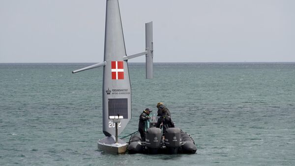 Специалисты спускают беспилотный надводный аппарат Voyager в Балтийское море, восточная Дания, 16 июня 2025 года - Sputnik Латвия