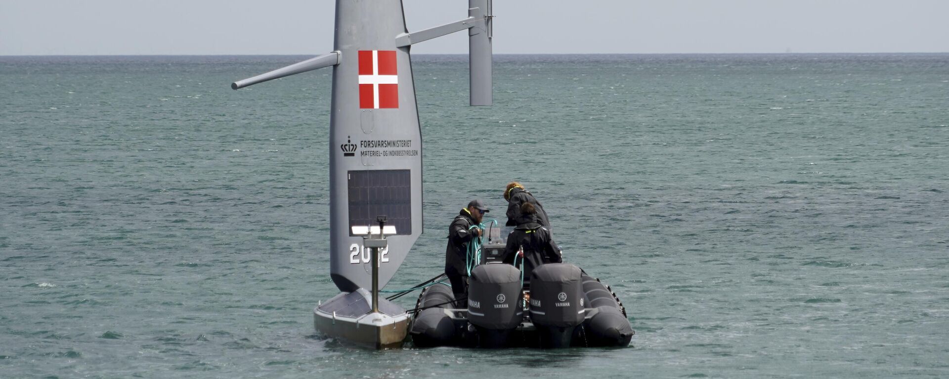 Специалисты спускают беспилотный надводный аппарат Voyager в Балтийское море, восточная Дания, 16 июня 2025 года - Sputnik Латвия, 1920, 09.07.2025