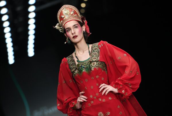 Показ коллекции одежды SLAVA ZAITSEV в рамках Mercedes-Benz Fashion Week в Москве, Россия - Sputnik Латвия