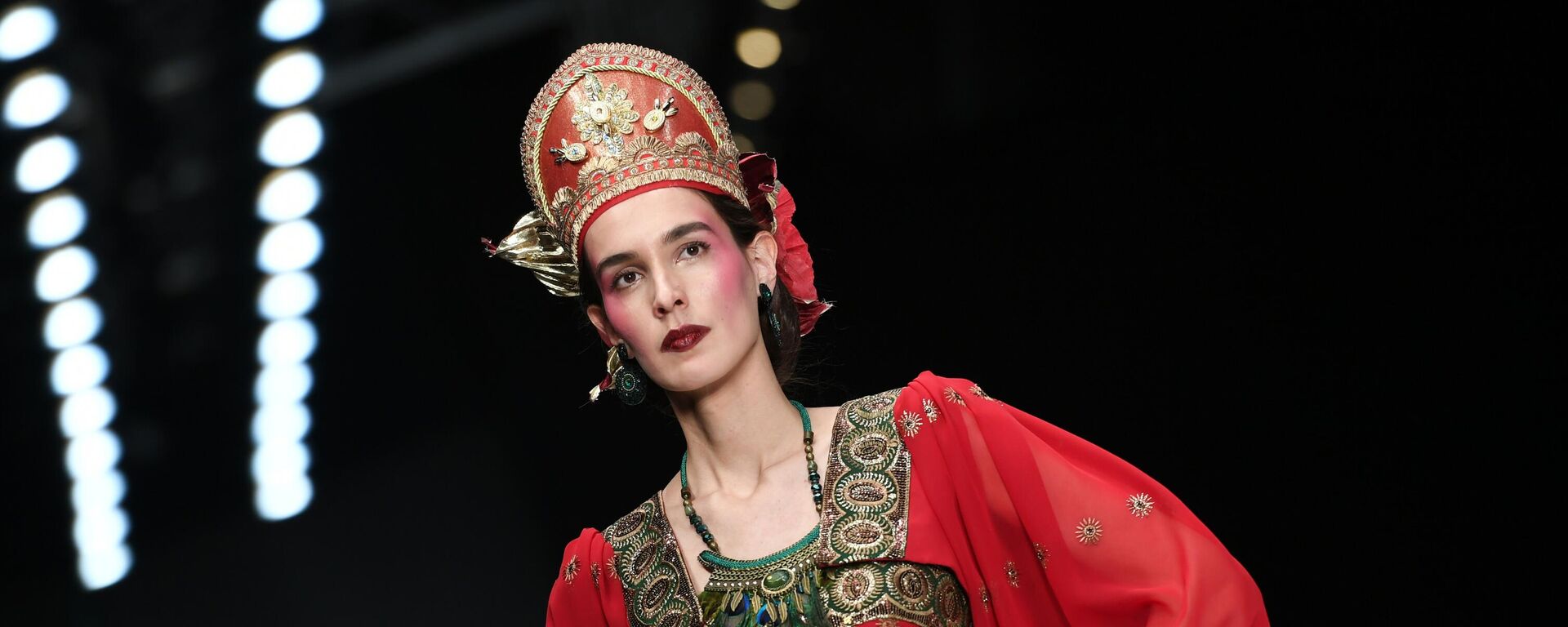 Показ коллекции одежды SLAVA ZAITSEV в рамках Mercedes-Benz Fashion Week в Москве, Россия - Sputnik Латвия, 1920, 24.08.2025