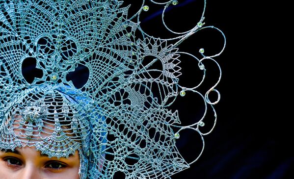 Девушка демонстрирует кокошник, изготовленный мастером Еленой Серовой в Костроме, Россия - Sputnik Латвия