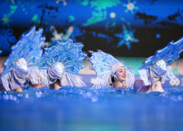 Участницы Театра на воде Марии Киселевой выступают в шоу олимпийских чемпионов в рамках Кубка федерации в Олимпийском центре синхронного плавания в Москве, Россия - Sputnik Латвия