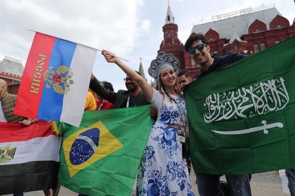 Болельщики чемпионата мира по футболу 2018 на Манежной площади в Москве, Россия - Sputnik Латвия