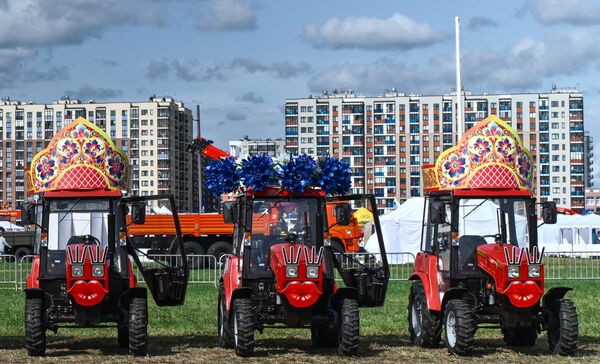 12-й Открытый чемпионат России по пахоте на территории Всеволожского района Ленинградской области, Россия - Sputnik Латвия