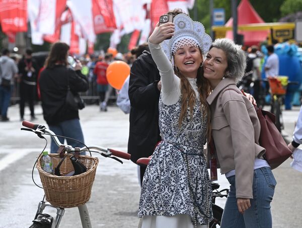 Участники Московского весеннего велофестиваля в Москве - Sputnik Латвия