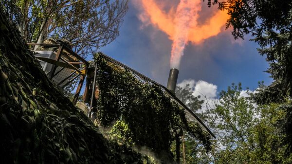 Боевая работа расчета самоходного миномета Тюльпан ВС РФ в зоне СВО - Sputnik Латвия