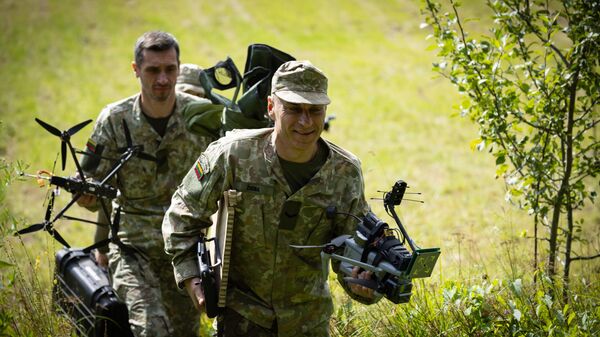 Литовские военнослужащие на полигоне Селия, где проходят международные военные учения по противодействию беспилотникам Baltic Trust 25 - Sputnik Латвия