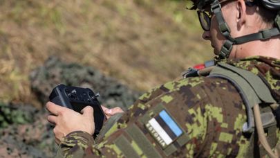 Эстонский военнослужащий на полигоне "Селия" во время международных военных учений по противодействию беспилотникам "Baltic Trust 25"
