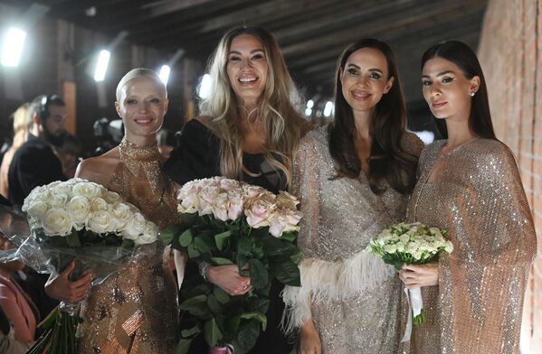 Дизайнер одежды Александра Серова (вторая слева) и актриса, модель Анастасия Шубская (справа)  - Sputnik Латвия